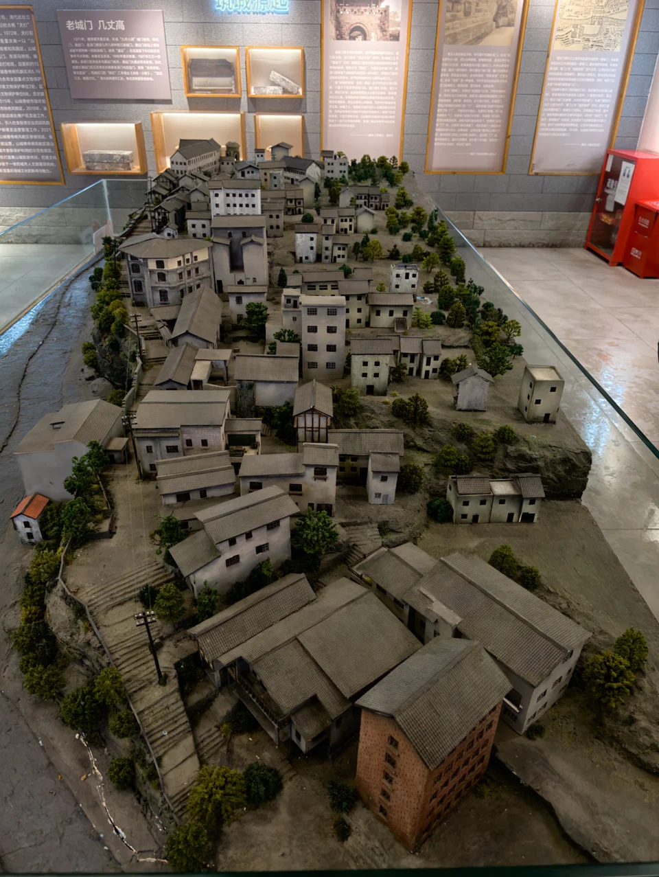 展厅内沿坡地层叠排列的街巷建筑模型